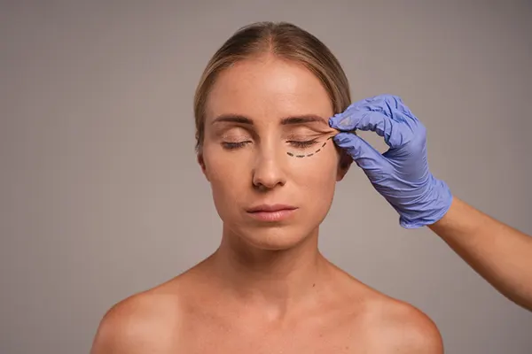 Actualmente, la blefaroplastia es un procedimiento estético que tiene como objetivo principal eliminar el exceso de piel, grasa o músculo de los párpados. Esta cirugía corrige de forma profesional la...