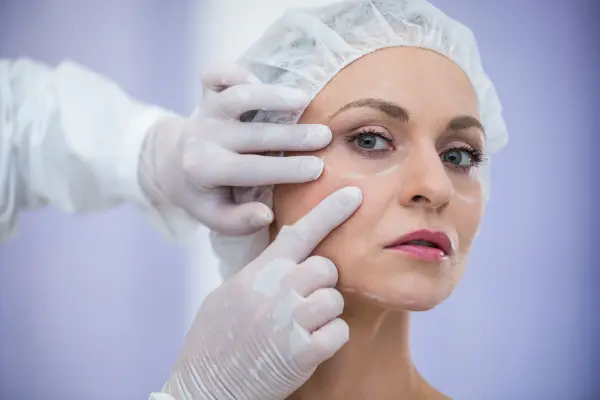 La ritidectomía, también llamada ritidoplastia, tensión facial o lifting facial, es una cirugía que se realiza para mejorar el aspecto del rostro, el cual se va aflojando con el paso...
